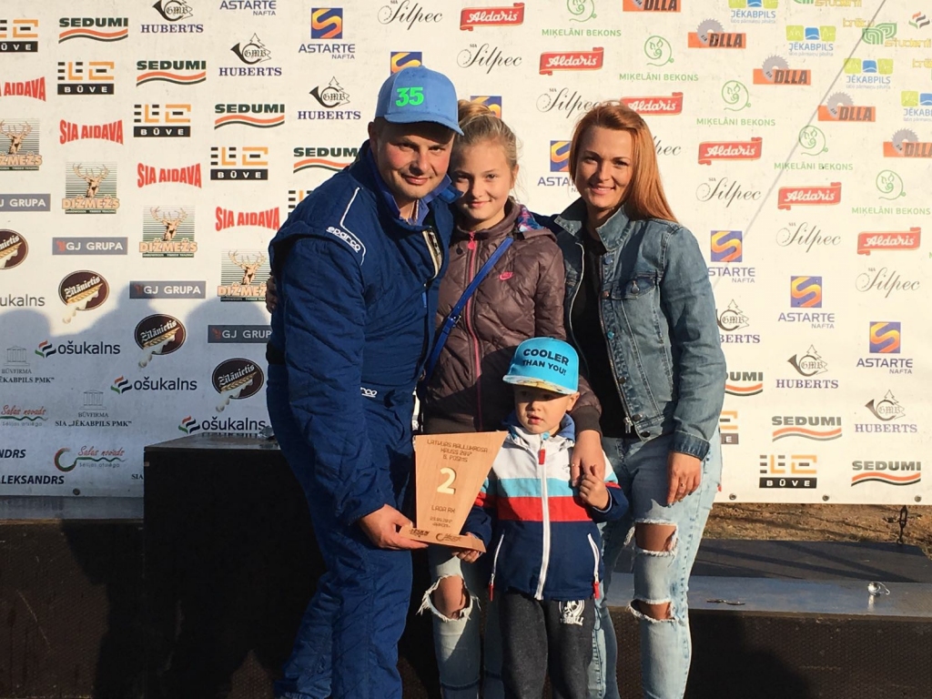 VISI KOPĀ. Ivars Joelis kopā ar ģimeni — sievu Initu, meitu Saniju un dēlu Arvilu.
Autors: no Ivara Joeļa albuma