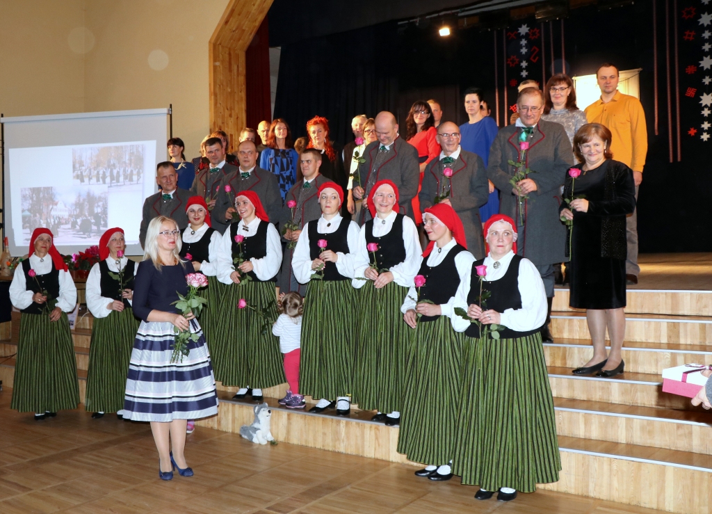 KOPĀ AR BIJUŠAJIEM DEJOTĀJIEM. Kolektīva vadītāja Inese Ermansone “Atvara” 25. dzimšanas dienas koncertā kopā ar bijušajiem un esošajiem dejotājiem.
Autors: no Ineses Ermansones albuma