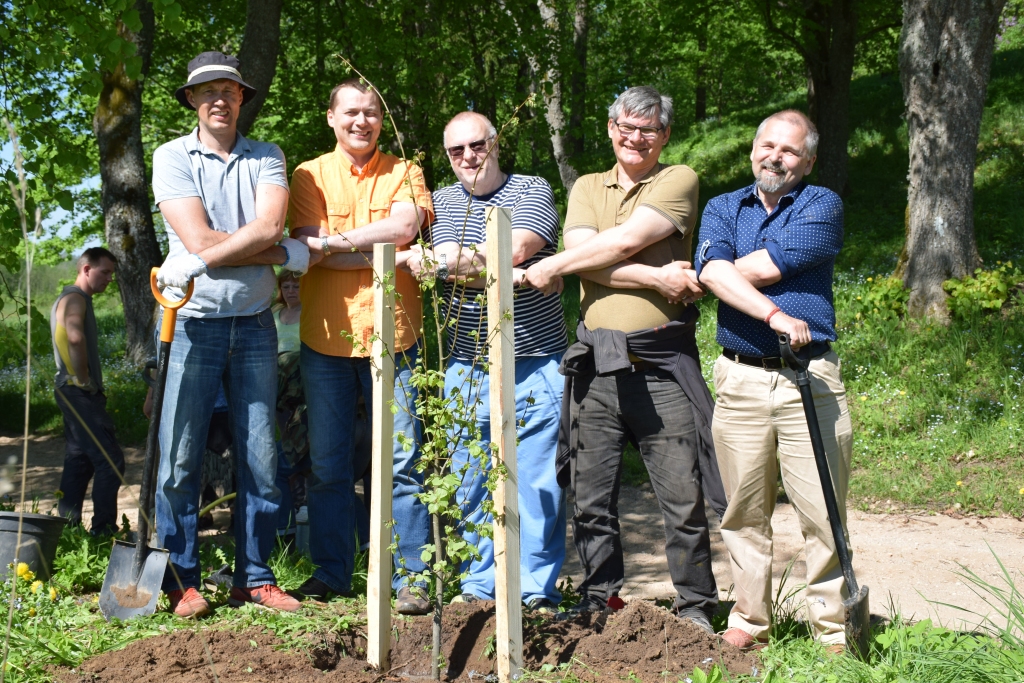 AR SAVĒJIEM. Stendera biedrības vadītājs, ārsts endokrinologs Valdis Pīrāgs (no labās) talkā strādāja kopā ar stipru vīru komandu.