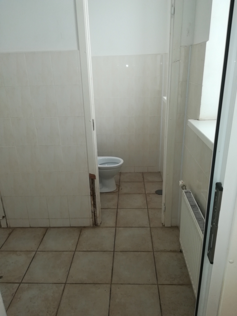 Nekāda privātuma. Atverot sieviešu tualetes ārdurvis, redzams pods. Vandaļi izlauzuši durvis, otrai kabīnei vismaz ir durvis, sadauzītas, bet tomēr.
Autors: Ginta Grincēviča