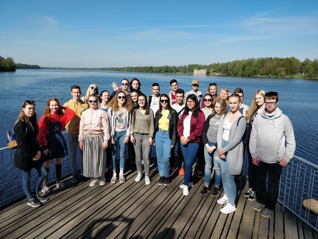 Smaidīgi un draudzīgi. Projekta dalībnieku kopbilde no ekskursijas Likteņdārzā.
Autors: no Andreja Upīša Skrīveru vidusskolas