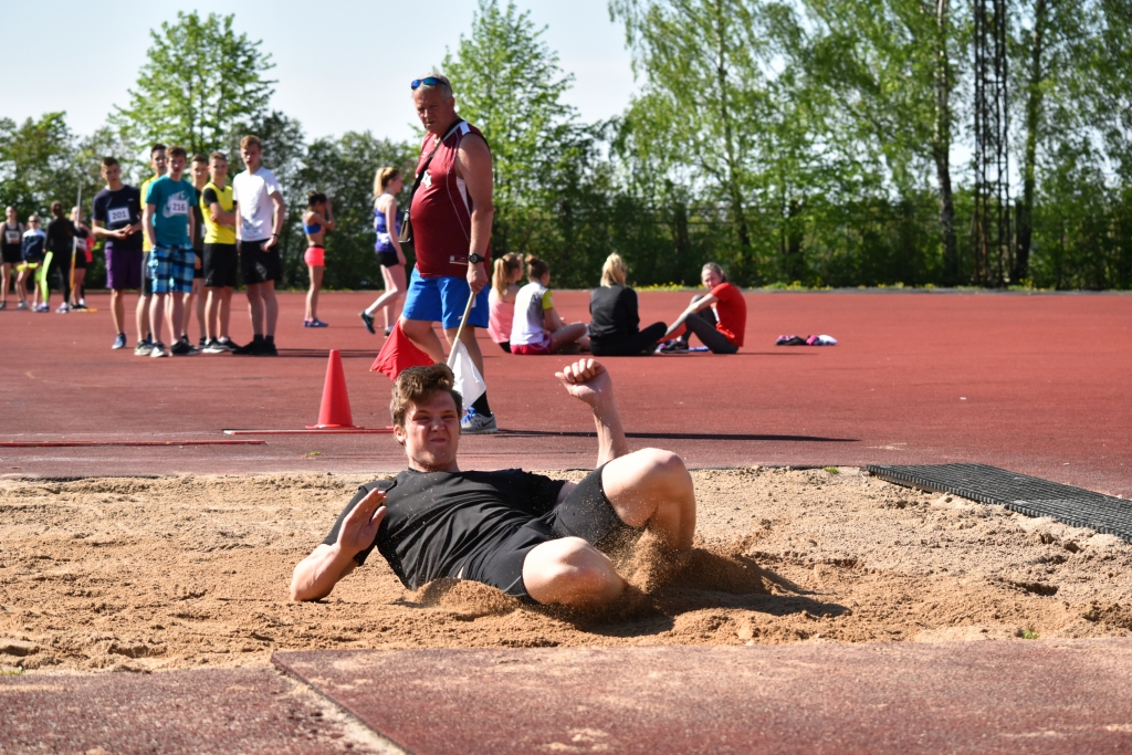 Kļūst par šauru. Oļegs Kozjakovs pirmajā mēģinājumā gandrīz pārlēca pāri tāllēkšanas bedrei.
Autors: Ginta Grincēviča