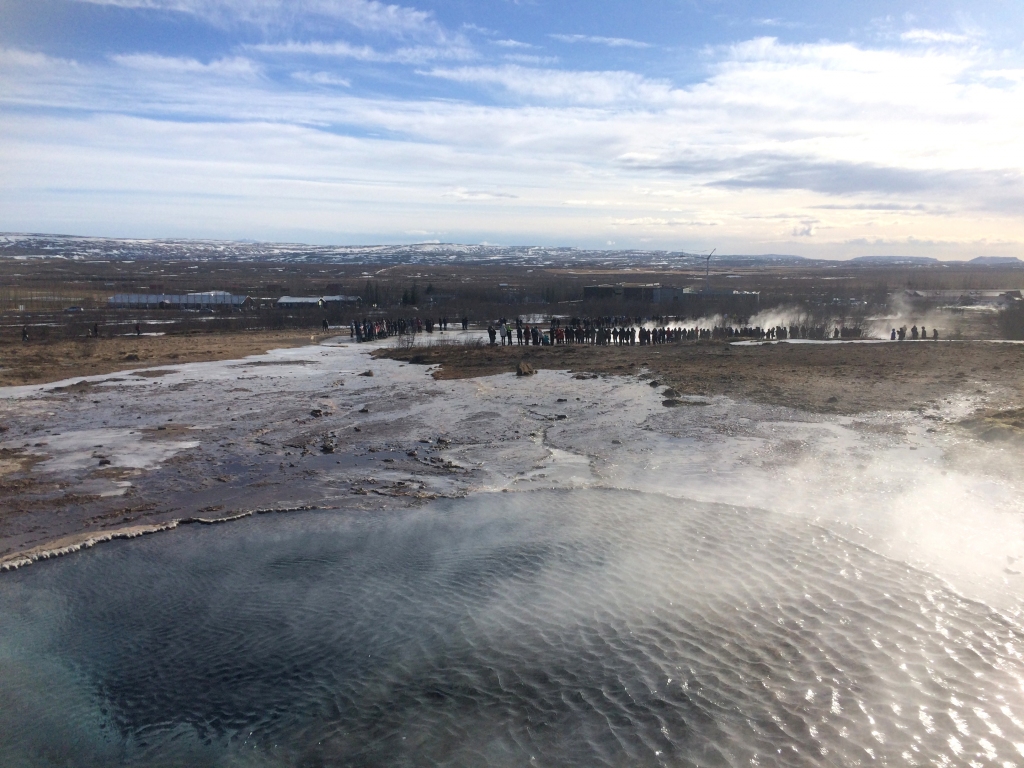 Geizeru lauks, viens vienīgs geizeru lauks... tālumā redzamie cilvēki gaida Strokura uzdarbošanos — ūdens izšaušanos no zemes apmēram 15—20 metru augstumā.
Autors: Līga Sudare