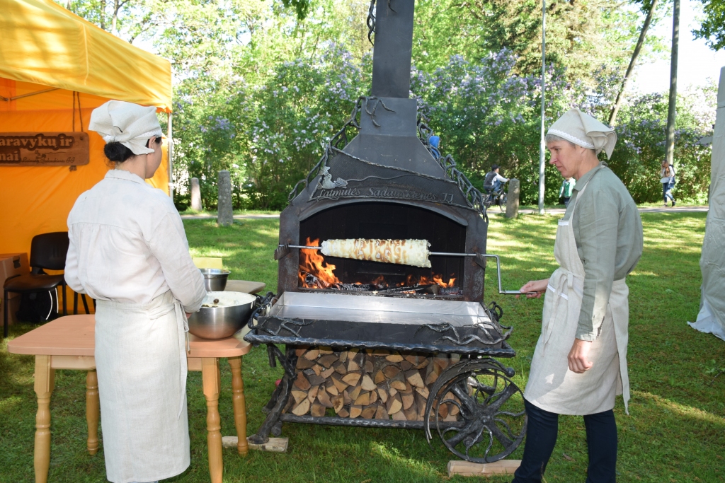 CEP PARKĀ. No Rokišķiem uz Koknesi bija atvesta īpaša krāsniņa, kurā meistares turpat parkā cepa lietuviešu nacionālo saldumu “šakotis”.
Autors: Evita Apiņa