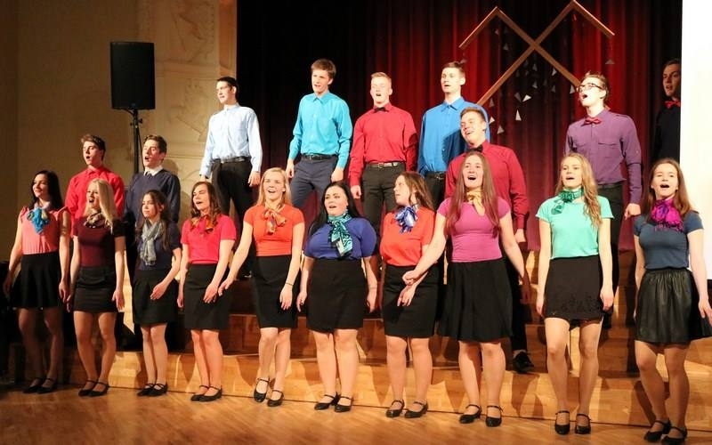 AR ĪPAŠU IZJŪTU SIRDĪS šo skolu beidz 12. klase.
Autors: no klases albuma