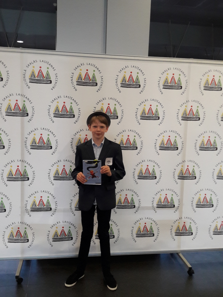 VIENS NO UZVARĒTĀJIEM. Aiz­kraukles novada vidusskolas 5.b klases audzēknis Kristiāns Bērziņš skaļās lasīšanas finālā Rīgā.
Autors: no Zintas Rasnačas  albuma