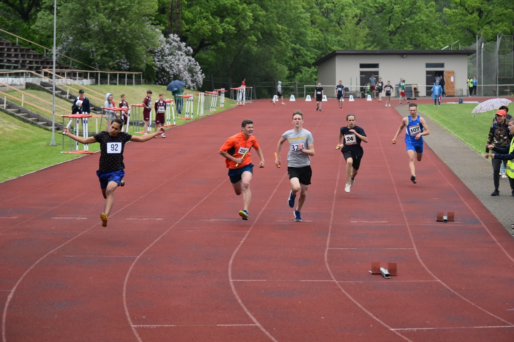 Finiša taisnē! U16 grupas zēnu 4x100 metr stafetes skrējienā notika spraiga cīņa — uzvaru Jaunjelgavas komandai izcīnīja Rūdis Ganī Lukaševics (pirmais no kreisās).
Autors: Ginta Grincēviča