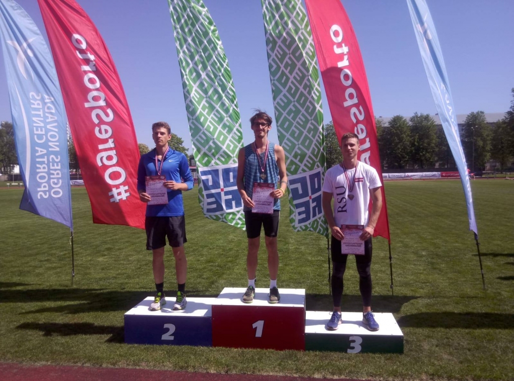 Lielisks sniegums. Aizkrauklietis Kristers Leitis (vidū) universiādes augstlēkšanas sacensībās izcīnīja pirmo vietu. Uz goda pjedestāla otrā pakāpiena Fēlikss Rūmnieks, trešā — Pauls Bertrams Klucis.
Autors: no Latvijas Kultūras koledžas