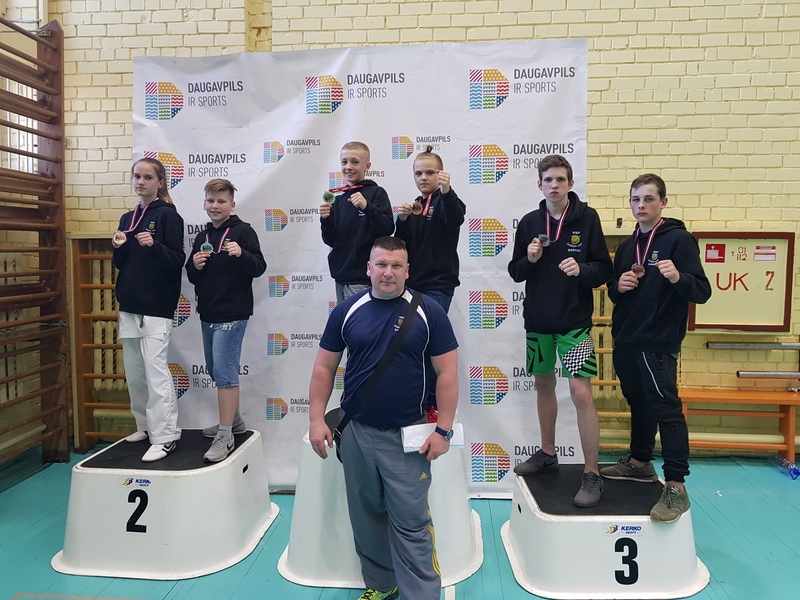 MEDAĻU IEGUVĒJI — karatē kluba “Kadzan” sportisti un viņu treneris Igors Fetkuļins.
Autors: no kluba “Kadzan”