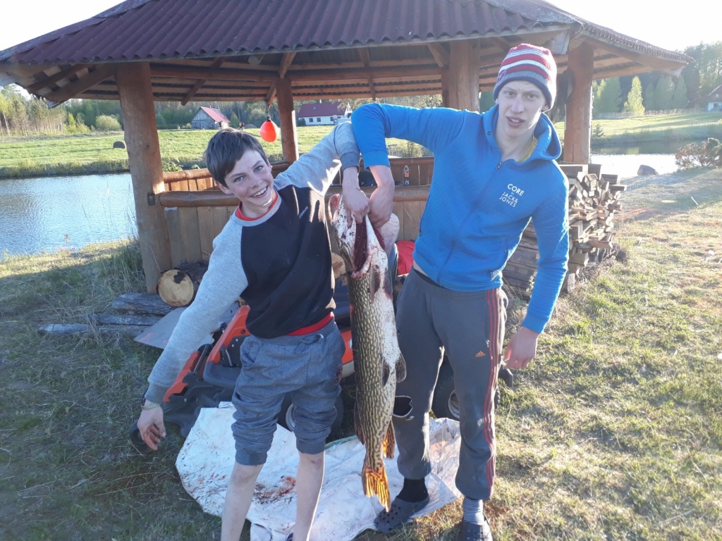 Divu draugu veiksmīgais loms. Toms Gaigalnieks (no kreisās) un Emīls Zelčs ar piemājas dīķī noķerto milzu līdaku, kura pieteikta “Staburaga” konkursam “Lielā zivs”.
Autors: no abu makšķernieku  albuma