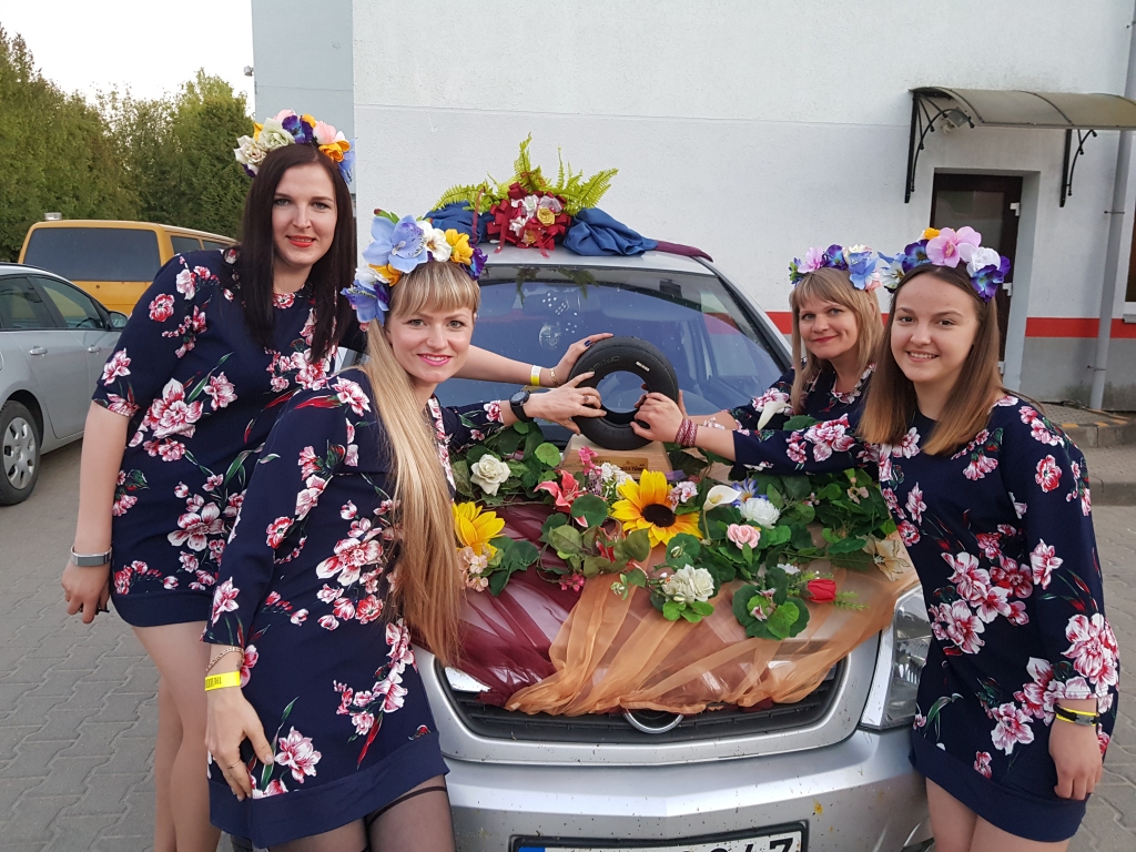 Ziedos gan automašīna, gan “Prieka tūres” komanda: Vineta Cimdiņa (no kreisās), Gunta Grīva, Samanta Mamonova (no labās) un Tatjana Bišofa.
Autors: no Vinetas Cimdiņas albuma