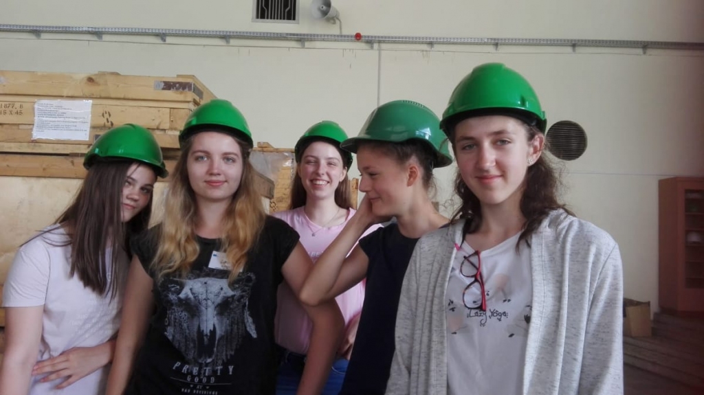 KĀ RODAS ELEKTRĪBA? Projekta dalībnieki ekskursijā Ķeguma HES.
Autors: no Līvijas Reinbergas albuma