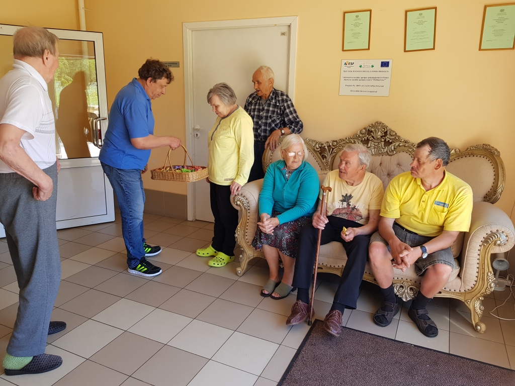 Ļoti ērti! Aprūpes centra “Ziedugravas” iemītnieki tikuši pie rokoko stila mēbeļu komplekta.
Autors: Dace Vītoliņa