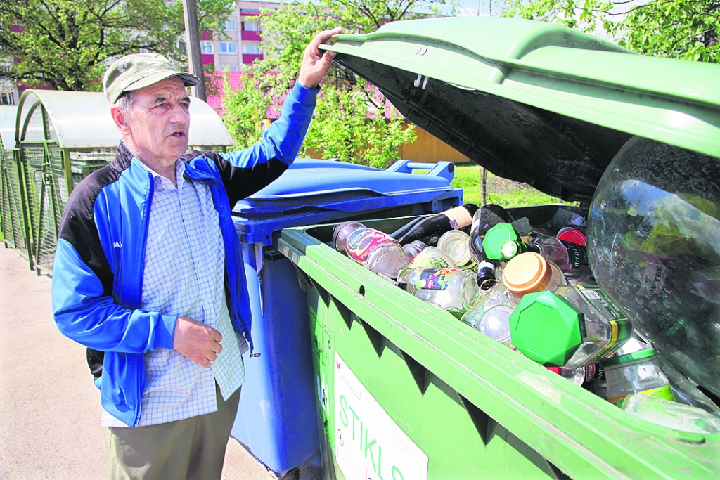 Aleksandrs Vasiļjevs novērojis, ka arī uz atkritumu tvertnēm uzrakstīts, ko drīkst un ko nedrīkst mest, bet neviens to nelasot.
Autors: Gatis Bogdanovs