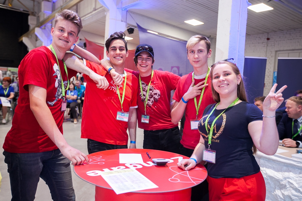 VIENI NO ERUDĪTĀKAJIEM VALSTĪ. Aizkraukles novada vidusskolas komanda “Ceturtais Ņūtona likums” finālā Rīgā.
Autors: no konkursa rīkotājiem