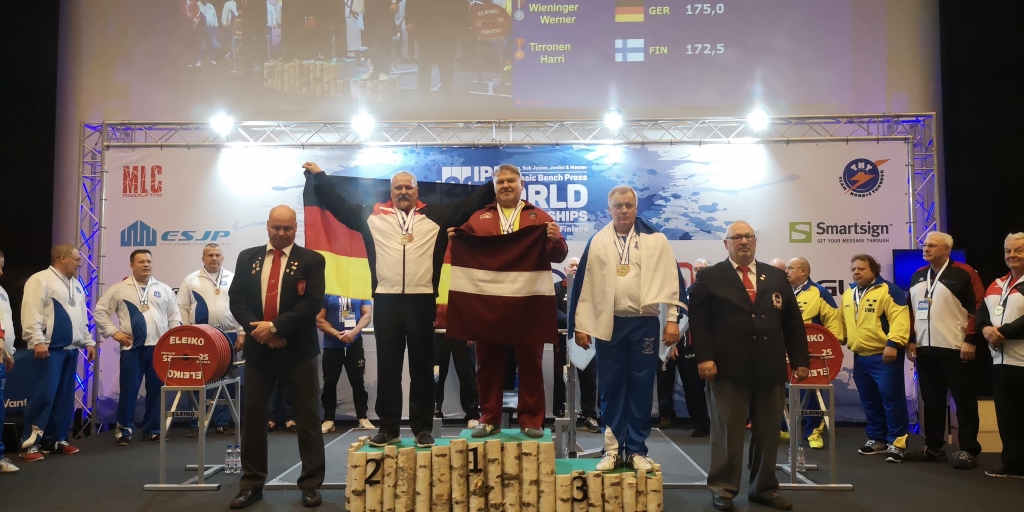 Skanot Latvijas himnai, svin panākumu. Aizkrauklietis Dainis Reinholds pasaules čempionātā izcīnīja pirmo vietu un kļuva par Eiropas un pasaules rekordistu.
Autors: Oļegs Kudrjavcevs