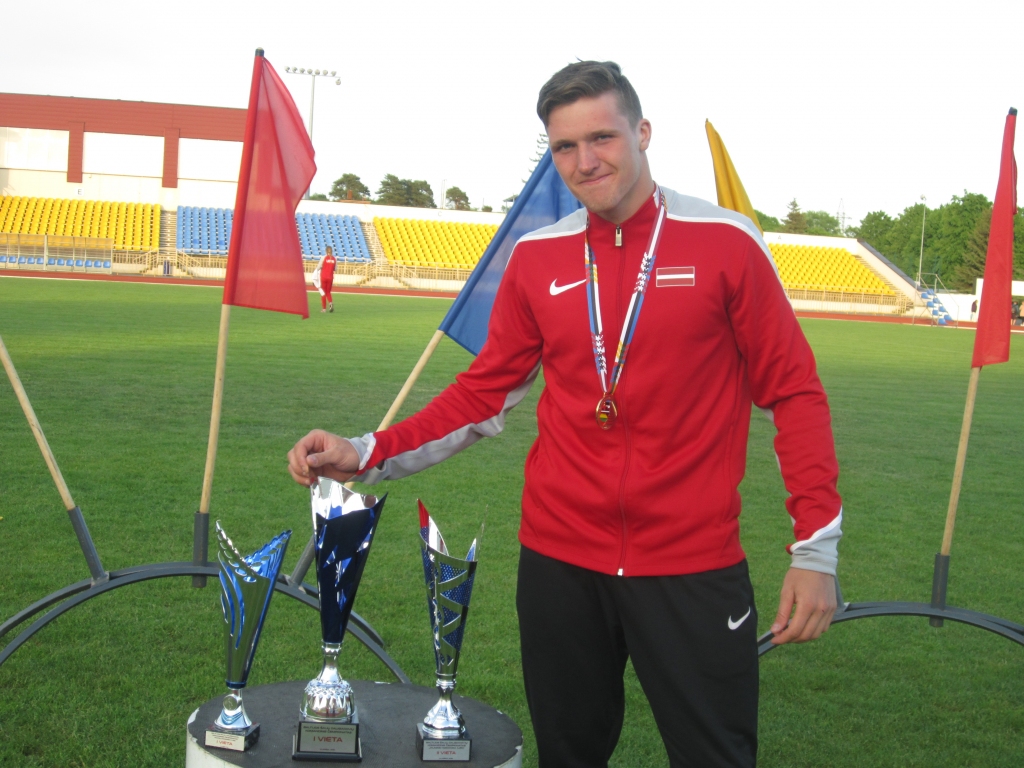 Aizkrauklietis Oļegs Kozjakovs Lietuvas pilsētā Klaipēdā sasniedza jaunu Latvijas rekordu jauniešu desmitcīņā un izcīnīja pārliecinošu uzvaru sacensībās.
Autors: no Aizkraukles novada sporta skolas