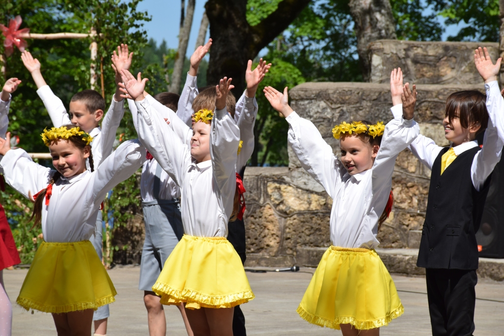 VĪGANTES ESTRĀDĒ allaž ir skaisti svētki, šoreiz tos iedejo Jaunjelgavas vidusskolas mazie dejotāji.
Autors: Elita Brovacka