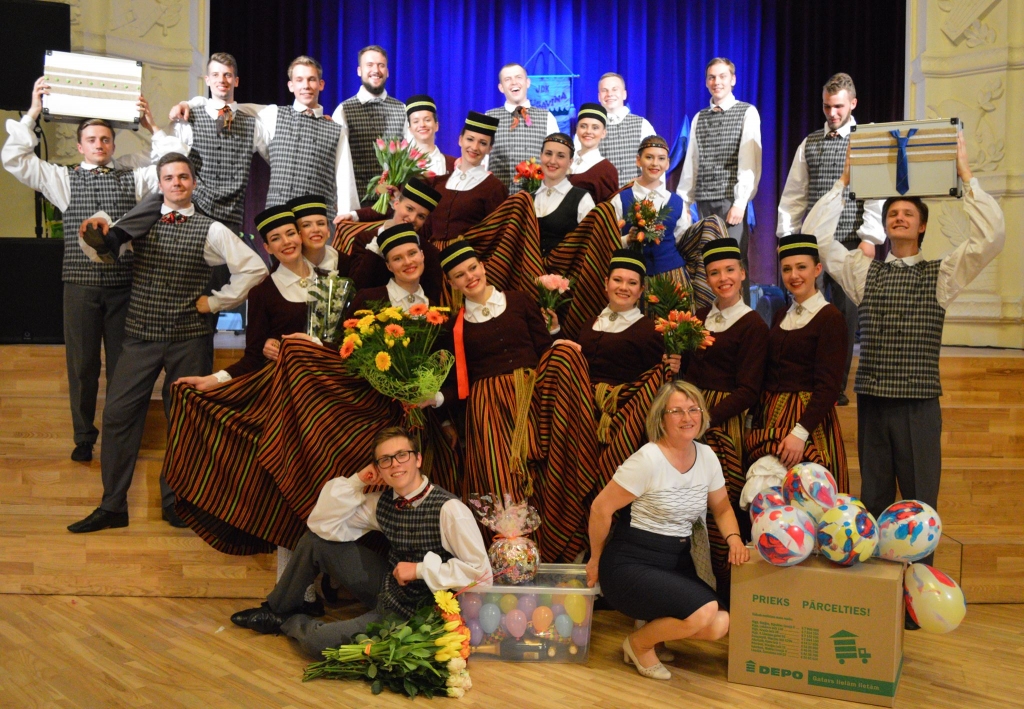 JAUNIEŠU DEJU KOLEKTĪVS “DAUGAVIŅA”. Dejotāji kopā ar vadītāju Inetu Reiteri kolektīva 15. jubilejas svinībās šī gada maijā.