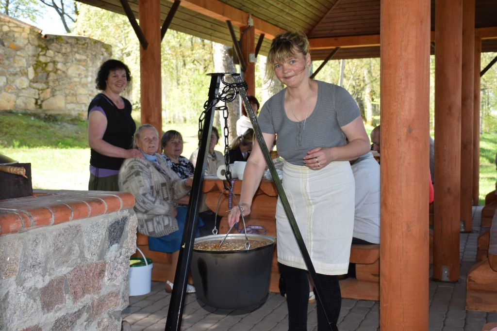 JAUNAJĀ LAPENĒ varēs svinēt jubileju, par to turpmāk maksājot piecus eiro stundā. Skaisto lapeni pasākumiem bieži izmanto arī paši staburadzieši, cienastam zupu vāra Dace Lāce.
Autors: Elita Brovacka
