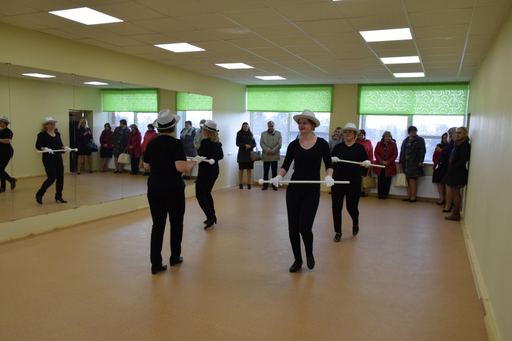 Dejo “Mozaīka”. Mazzalves pagasta pārvaldes darbinieki, rādot pērn padarīto pašvaldības deputātiem, prezentēja kultūras telpu.
Autors: Imants Kaziļuns