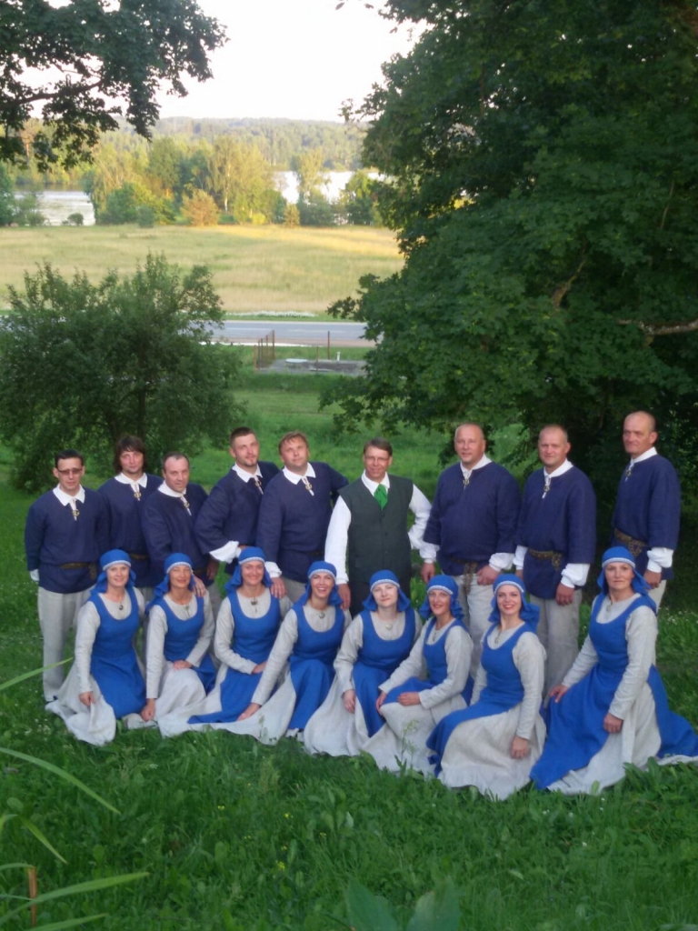 VIENO DEJOTPRIEKS. Pļaviņu kultūras centra vidējās paaudzes deju kolektīvs “Vidupe” kopā ar vadītāju Jāni Reiteru (vidū).