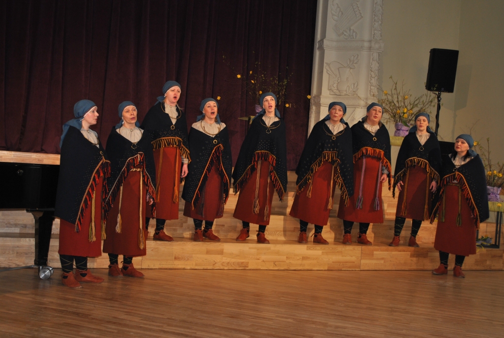 SKANĪGAS UN SKAISTAS. Vokālā ansambļa “Dzirnas” dalībnieces piesaista ne tikai ar savu dziedājumu, bet arī skaistajiem, latviskajiem tērpiem.
Autors: no “Staburaga” arhīva