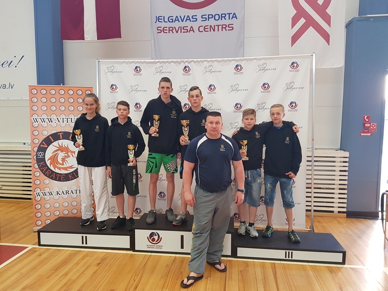 VISU MEDAĻU KOMPLEKTU karatē čempionātā šoreiz izcīnīja kluba “Kadzan” jaunie sportisti, viņus šajā sporta veidā trenē Igors Fetkuļins.
Autors: no kluba “Kadzan”