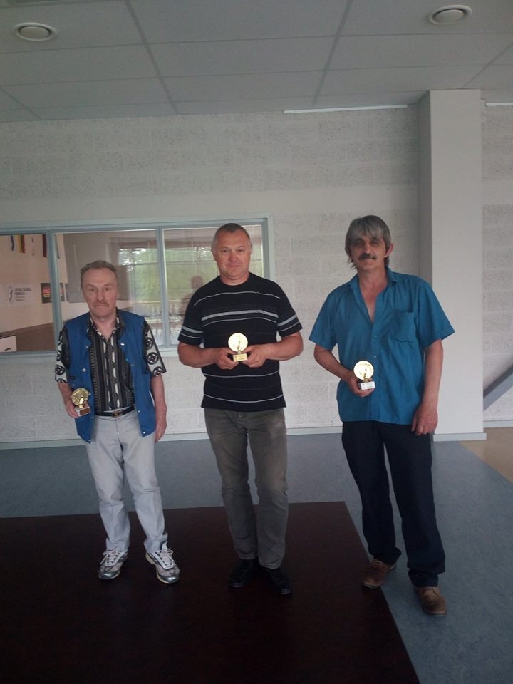 Aizkraukles zolmeistari. Trešās vietas ieguvējs Pēteris Krauklis no Vietalvas (no kreisās), uzvarētājs Ivars Ikaunieks no Barkavas un otrās vietas ieguvējs daudzevietis Gunārs Streļecs.
Autors: Anita Luckāne