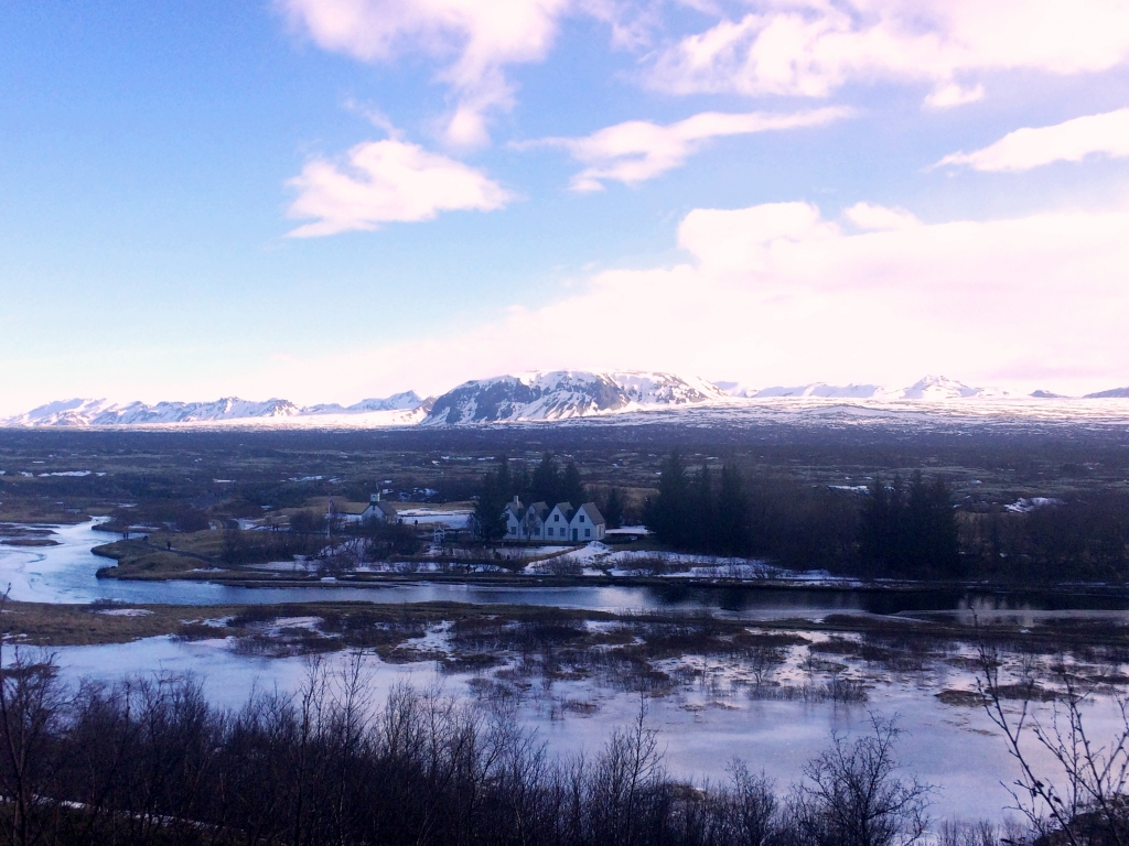 Tingvelliras nacionālais parks — senāk te islandieši pulcējās, lai pieņemtu visus svarīgākos lēmumus, bet tagad te ir idillisks vasaras namiņš Islandes premjerministram.