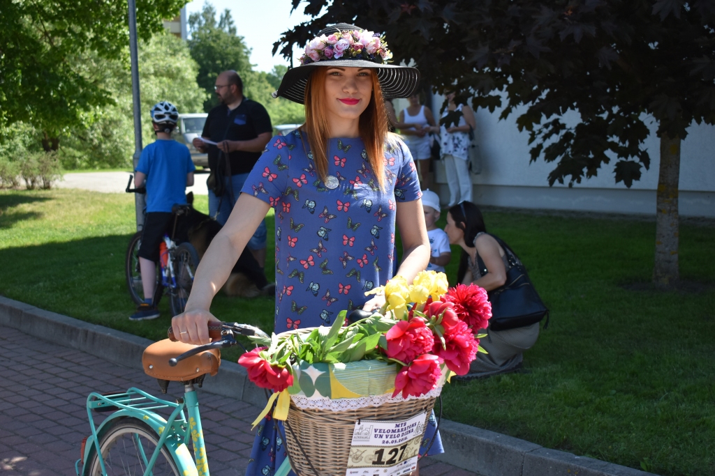 Īpaši košs braucamais. Aizkraukliete Elīna Erta saņēma balvu par labāko retro velosipēdu.
Autors: Ginta Grincēviča