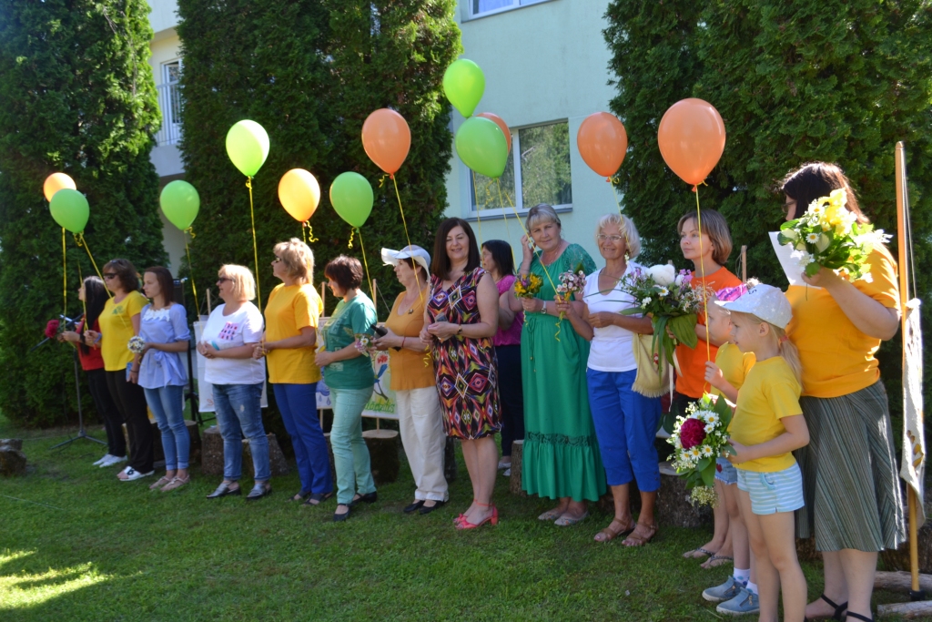 UZ SILTAJĀM ZEMĒM! “Zīlītes” skolotājas gaisā palaiž balonus ar laba vēlējumiem bērnudārza jubilejā. “Baloni aizlidoja uz siltajām zemēm!” sauca kāds audzēknis.
Autors: Guna Mikasenoka