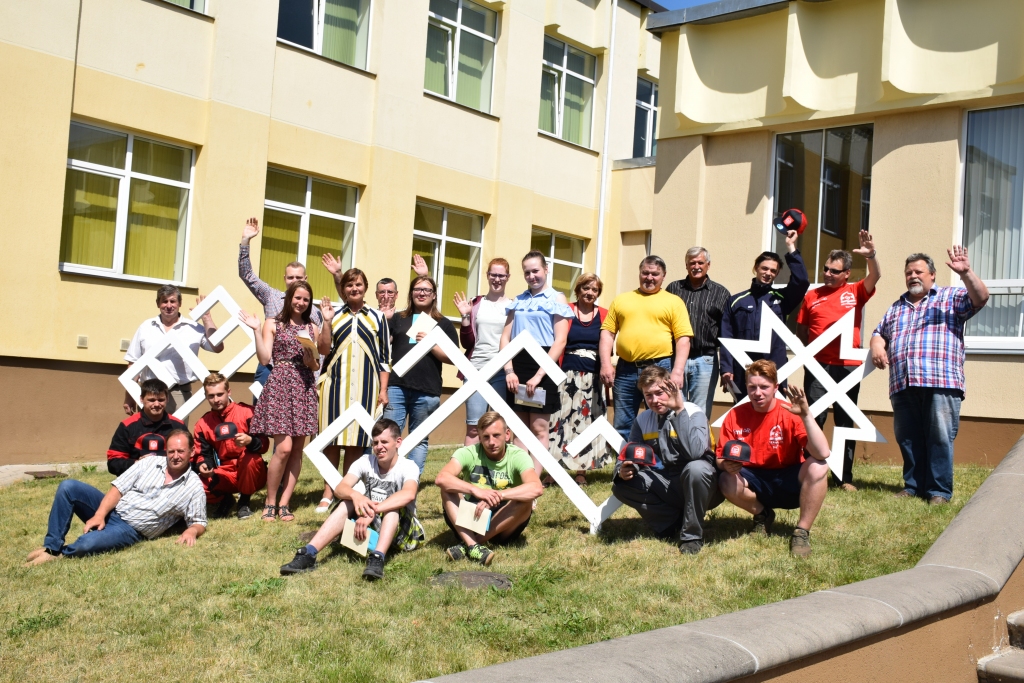 SPĒKAM UN AIZSARDZĪBAI. Aizkraukles Profesionālās vidusskolas aktīvākie interešu izglītības pulciņu dalībnieki kopā ar skolotājiem pie ierīkotajām latvju zīmēm skolas priekšā.
Autors: Evita Apiņa