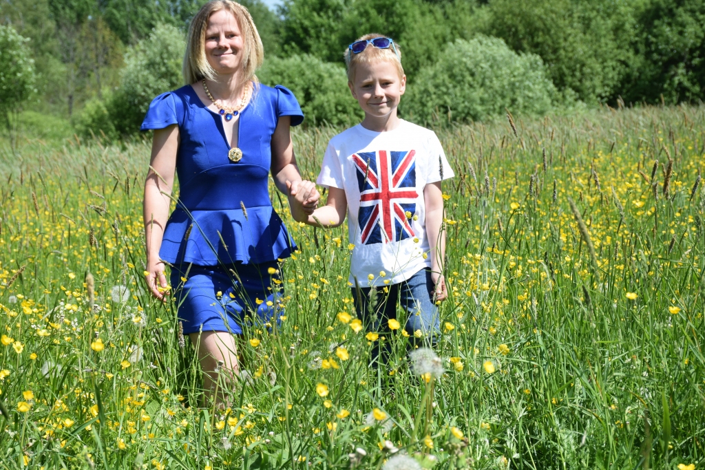“MAN AUG DĒLIŅŠ,” saka Aija Kazakeviča. Elvijam viņa visvairāk grib iedot to, kā pašai nebija — bērnību.
Autors: Elita Brovacka