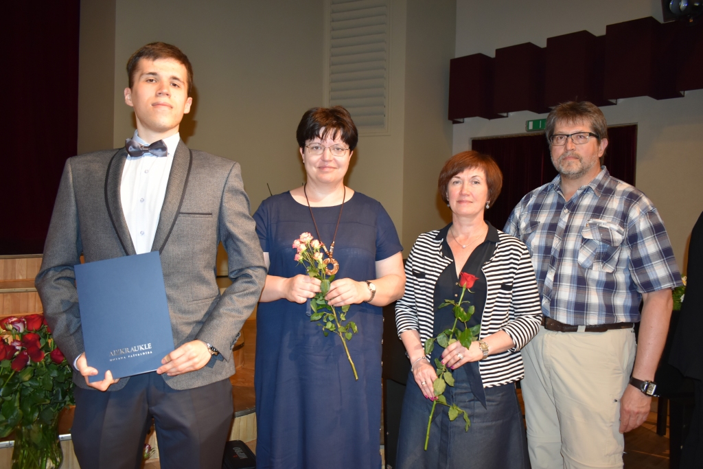 Mārtiņš Klevs, Aizkraukles novada vidusskolas audzēknis (no kreisās), kopā ar skolotāju Ludmilu Belogrudovu un vecākiem Inu un Raimondu. Mārtiņš šajā mācību gadā ieguva otro vietu valsts fizikas olimpiādē 12. klases grupā un saņēma labākā eksperimentētāja balvu, ieguva trešu vietu Ziemeļvalstu — Baltijas valstu fizikas olimpiādē, kam viņu sagatavoja skolotāja Belogrudova, un otro vietu olimpiādē lietišķajā informātikā skolēniem “Paskāla ritenis”, kam viņu sagatavoja skolotājs Guntis Romanovskis.
Autors: Agita Grīnvalde-Iruka