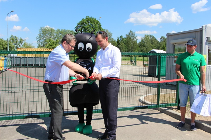 SVINĪGA ATKLĀŠANA. Kokneses novada domes priekšsēdētājs Dainis Vingris (no kreisās) un vides pakalpojumu uzņēmuma “Clean R” izpilddirektors Valerijs Stankevičs simboliski pārgriež lenti.
Autors: Anita Šmite