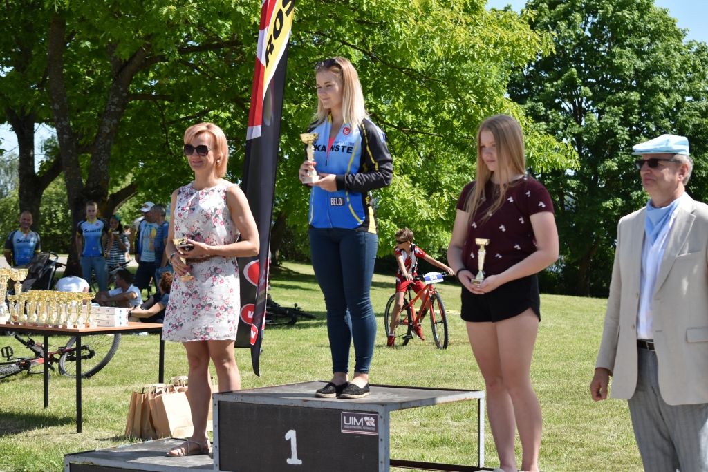 Dubultuzvara. Rūta Valaine (pirmā no kreisās) 20 km velobraucienā izcīnīja otro vietu, Rebeka Andžāne (pirmā no labās) — trešo.
Autors: Ginta Grincēviča