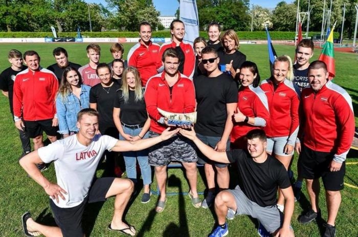 Kopā esam spēks! Latvijas komanda Baltijas valstu metēju sacensībās izcīnīja otro vietu, punktus nopelnīja arī Reinis Nungurs (labajā pusē aizmugurē) lodes grūšanā.