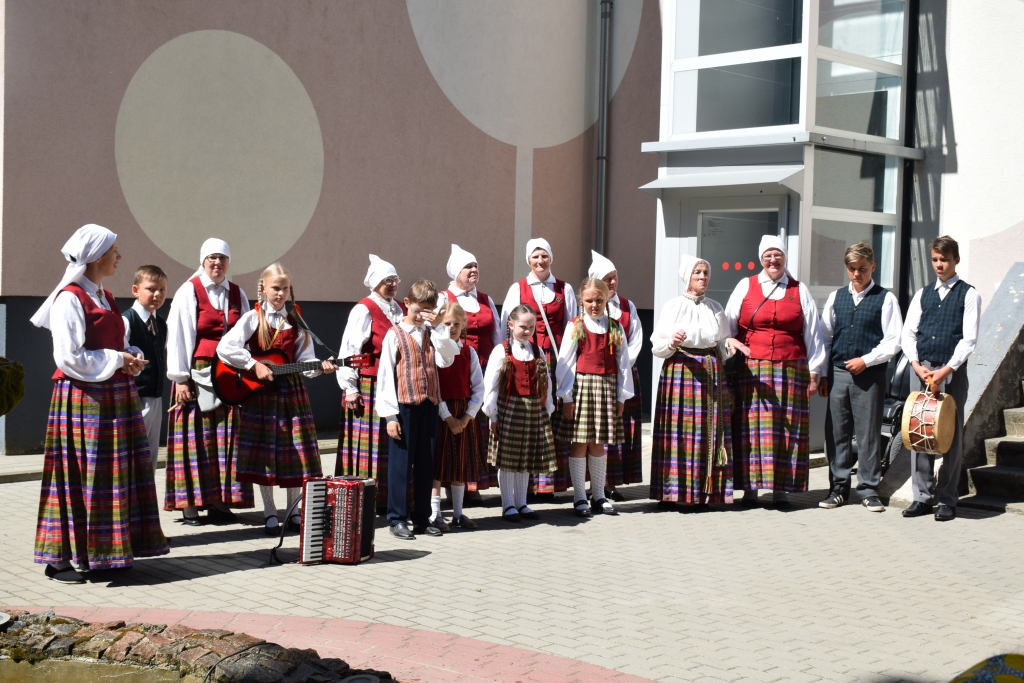 KONCERTS PAGALMĀ. Svētku diena arī Neretas sociālās aprūpes centra iemītniekiem, pie kuriem pagalmā ar koncertu viesojas Rubenes kultūras nama folkloras kopa “Kāre”, kuras vadītāja ir Inga Kraševska.