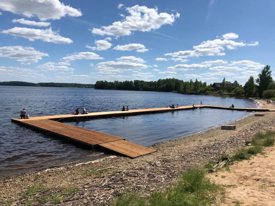 ATPŪTAI UN DABAS SKAISTUMA BAUDĪŠANAI. Jauno pontonu laipu Aizkrauklē, lejpus pilsētas kultūras nama, var izmantot ikviens, kurš vēlas sauļoties, pastaigāties vai pietauvot laivu.
Autors: Leons Līdums