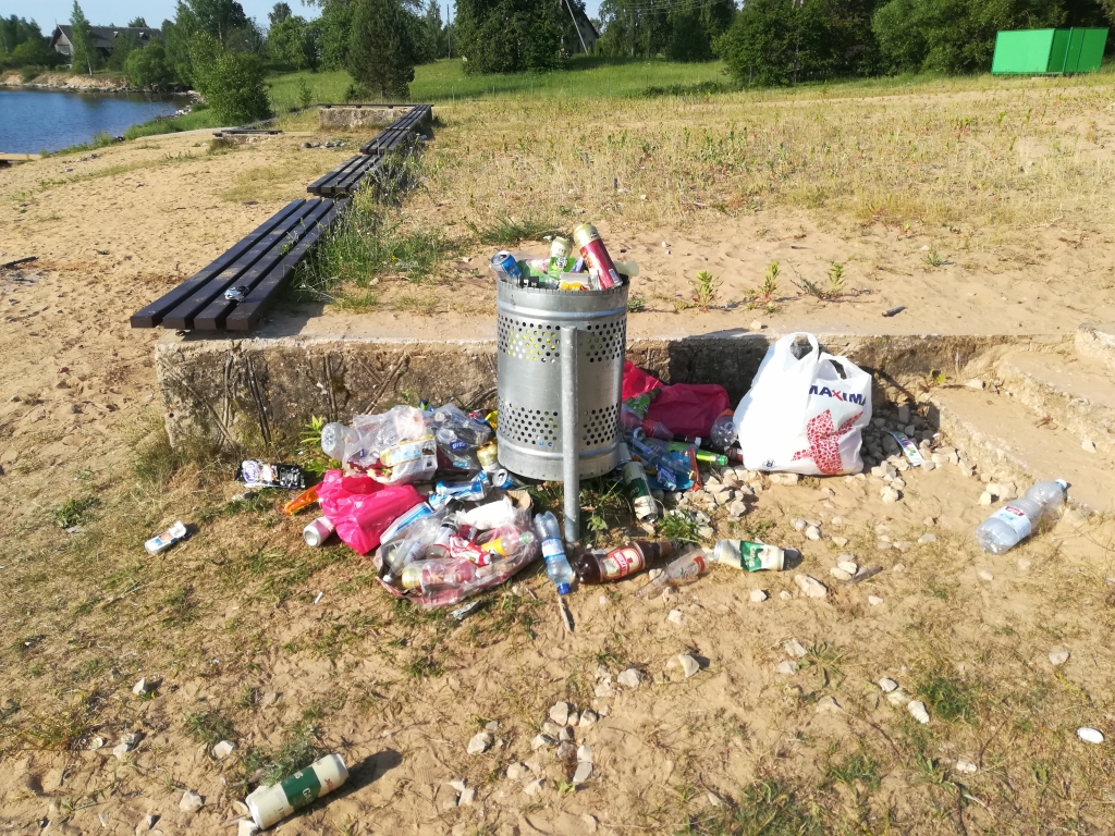 Visam vietas nepietiek. Šādi pirmdienu rītos izskatās atkritumu tvertne pludmalē pie pilsētas kultūras nama.
Autors: Ginta Grincēviča