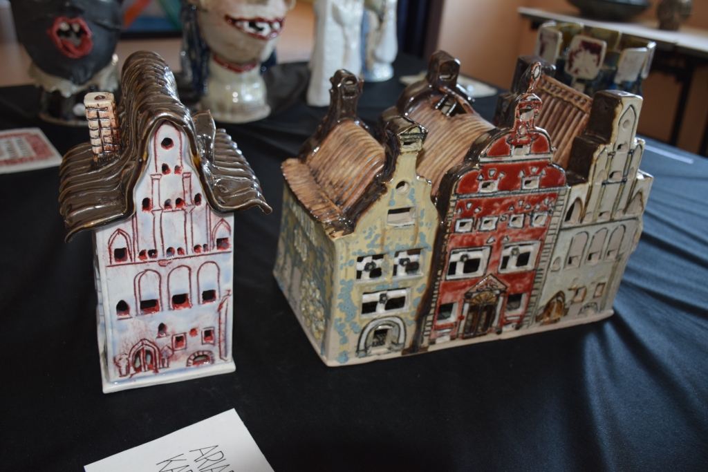 Saista vēsture. Ariadnes Karpinas rūpīgi veidotie darbi, iedvesmojoties no Rīgas senās arhitektūras celtnēm.