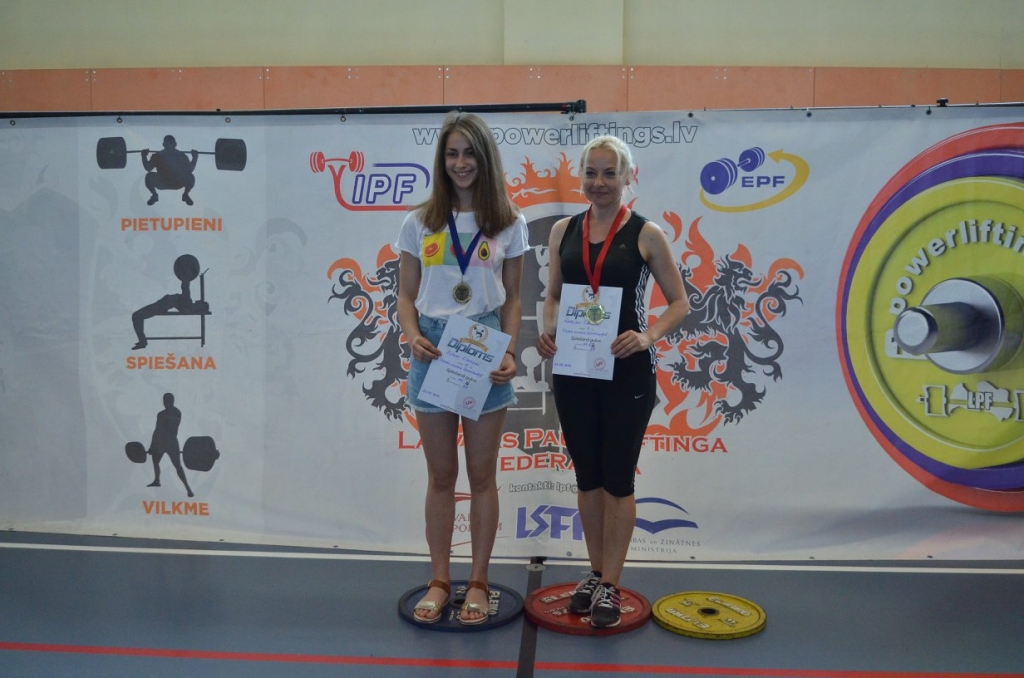Spēcīgas dāmas. Aizkraukliete Natālija Lapuha (no labās) un Elīna Liepiņa no Viesītes.
Autors: no Pauerliftinga federācijas