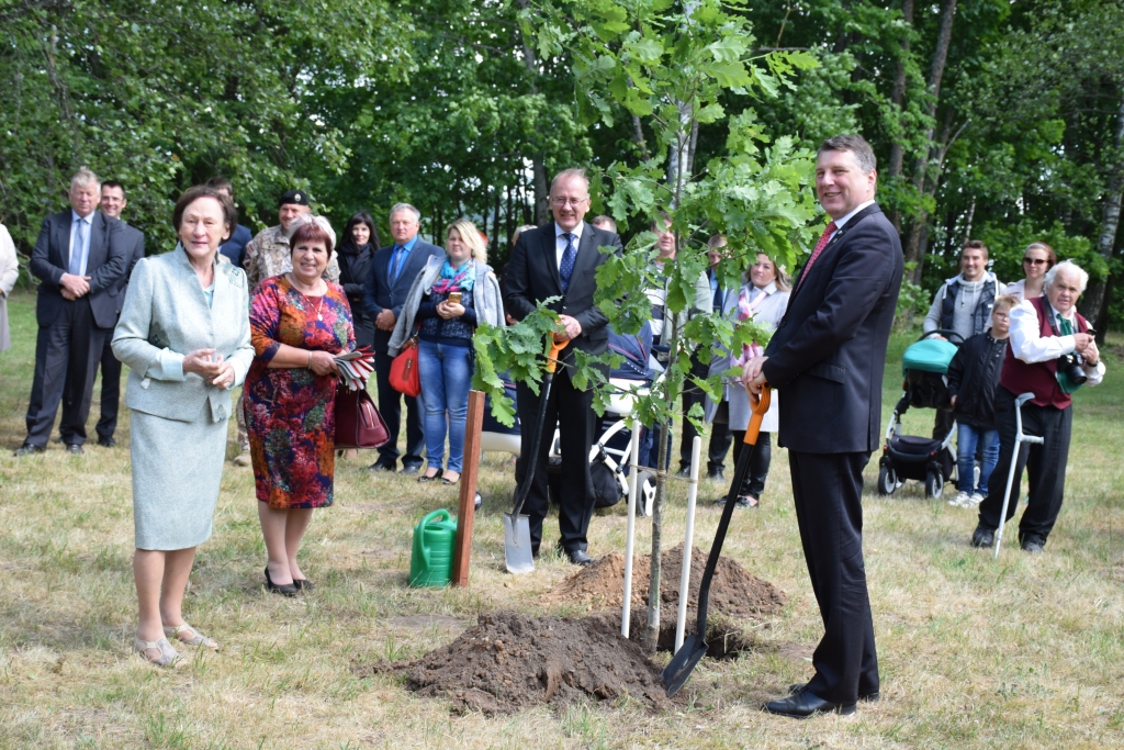 VIENĪBAS BIRZĪ tagad aug arī Raimonda Vējoņa stādītais ozols. No kreisās — rakstniece Māra Kaijaka, Staburaga pagasta pārvaldes vadītāja Aina Ķīse un Jaunjelgavas novada domes priekšsēdētājs Guntis Libeks.