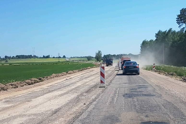 Neretas pusē sākušies ceļu pārbūves un remontdarbi trijos posmos. Vietējie jau atzinīgi novērtējuši iepriekš paveikto un priecājas, ka šogad ceļu sakārtošana pierobežā turpinās.
Autors: Imants Kaziļuns