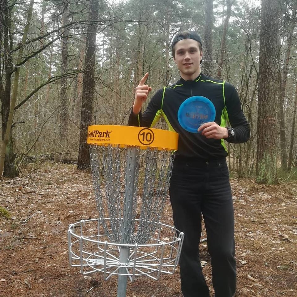 “Ir vērts pamēģināt, iesaku!” Koknesietis Lauris Karlušas aizrāvies ar Latvijā plaukstošu sporta veidu — disku golfu.
Autors: no personīgā albuma