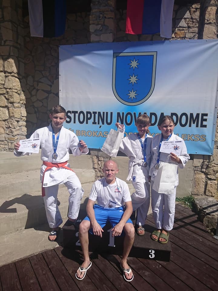 Labs sezonas noslēgums. Treneris Mihails Šabarovs (priekšplānā) kopā ar Viktoriju Stoļarovu (no labās), Alīnu Karpušenkovu un Ņikitu Kuzņecovu.
Autors: no Mihaila Šabarova albuma