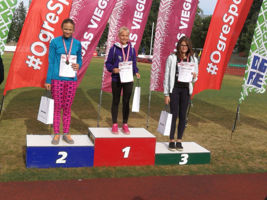 Labākās U14 grupas diska metējas valstī. Elza Ivanova (no labās), Ramona Nahtmane un Amanda Regute.
Autors: no personīgā albuma