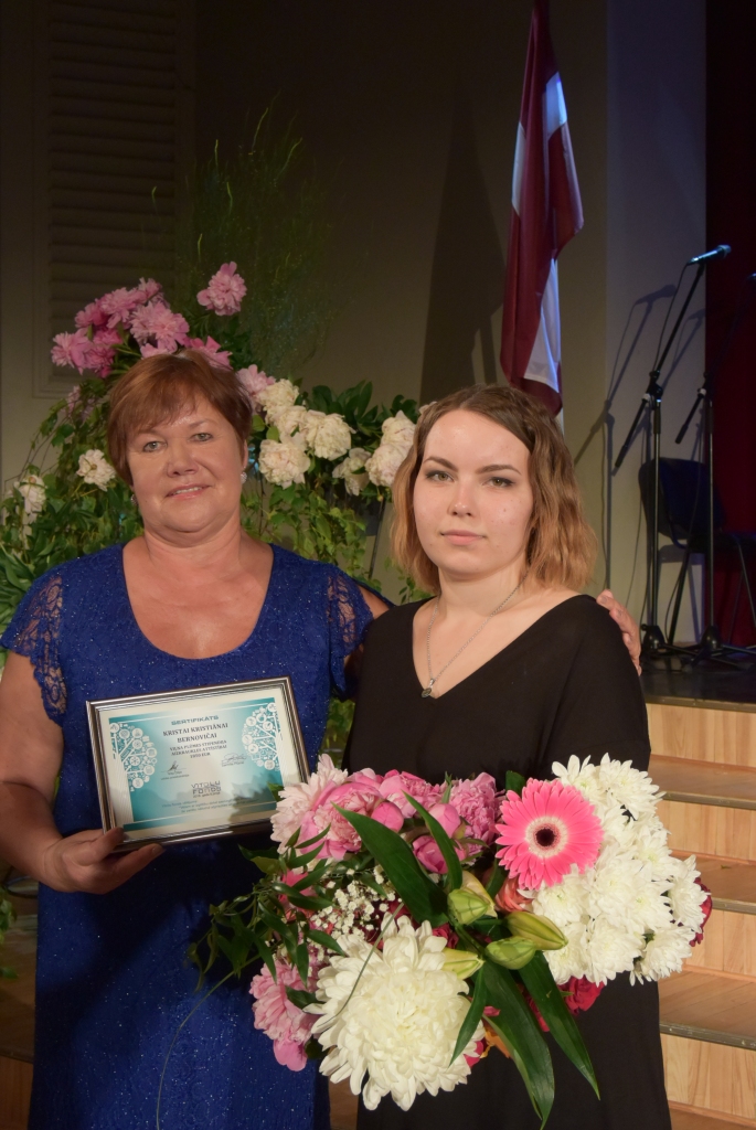 STIPENDIĀTE Krista Kristiāna Bernoviča  no Vecbebriem atklāj, ka viņai ļoti patīk mācīties, un priecājas, ka ar Viļņa Plūmes stipendiju savu ieceri varēs īstenot. Stipendijas saņemšanas apliecinājumu jaunietei pasniedza Sarmīte Plūme (no kreisās).
Autors: Dzintra Sniedze