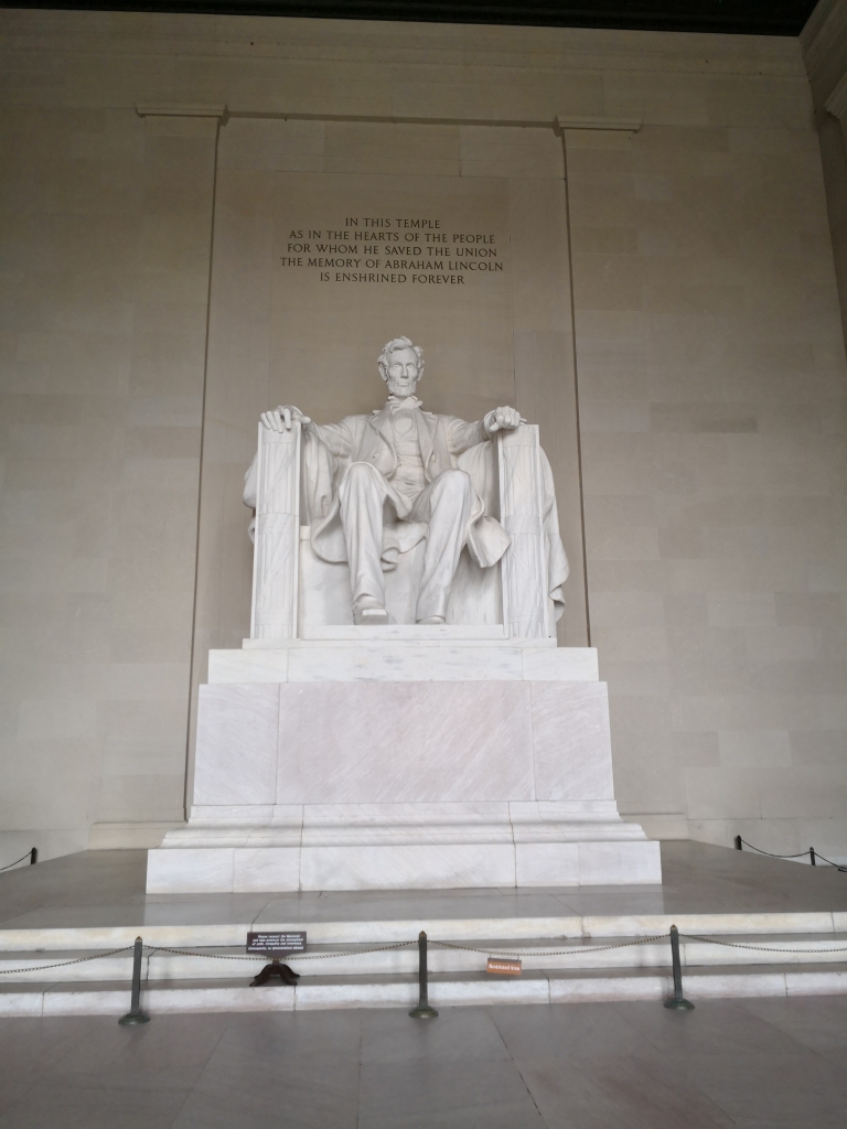 Linkolna memoriāls. Radās iespaids, ka ASV bijušie prezidenti ir vienā līmenī ar dieviem Grieķijā.